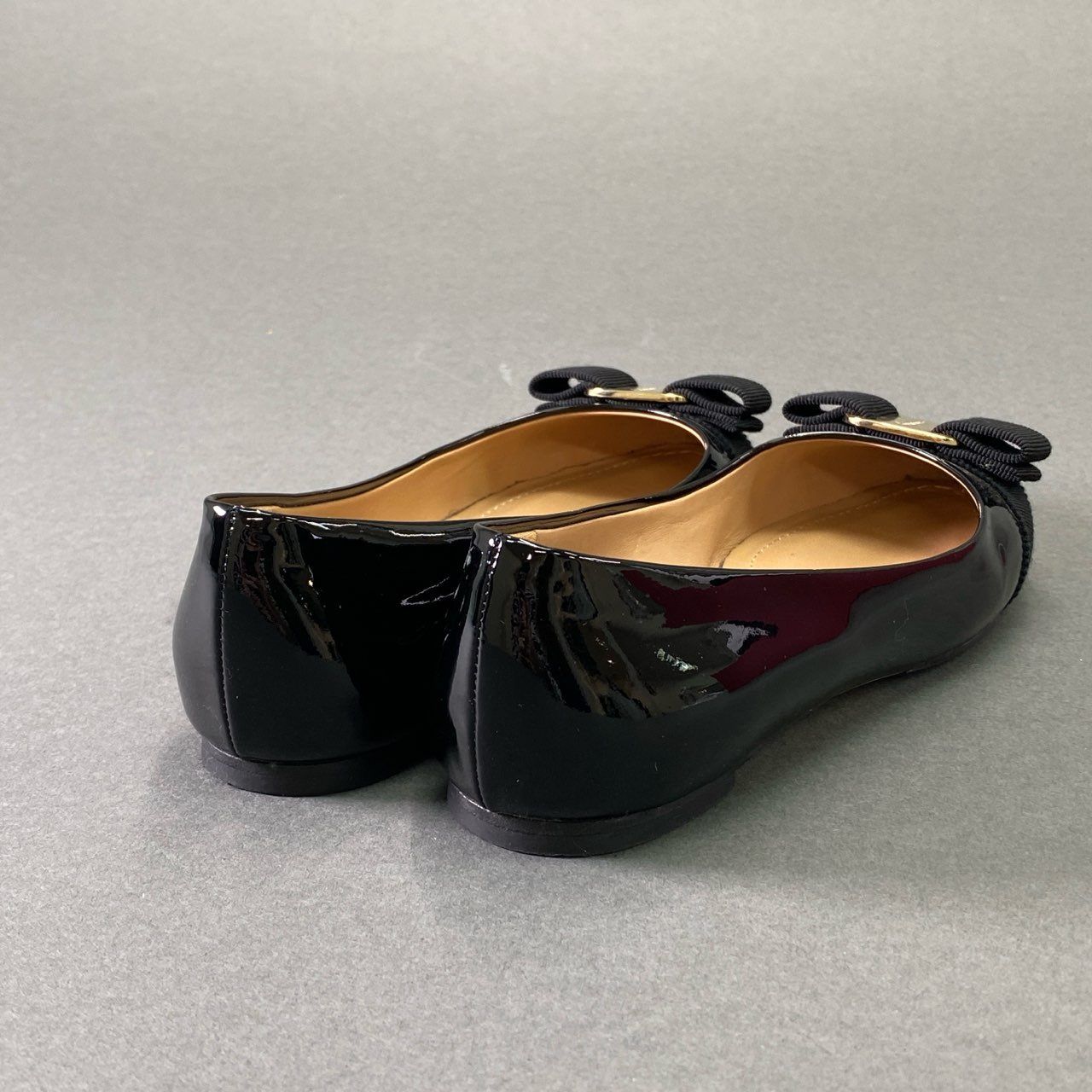 FERRAGAMO ブラック フラットシューズ リボン付き 【公式通販】