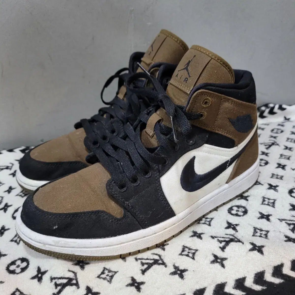 NIKE ナイキ ジョーダン 1 ミッド SE ライト オリーブ 黒