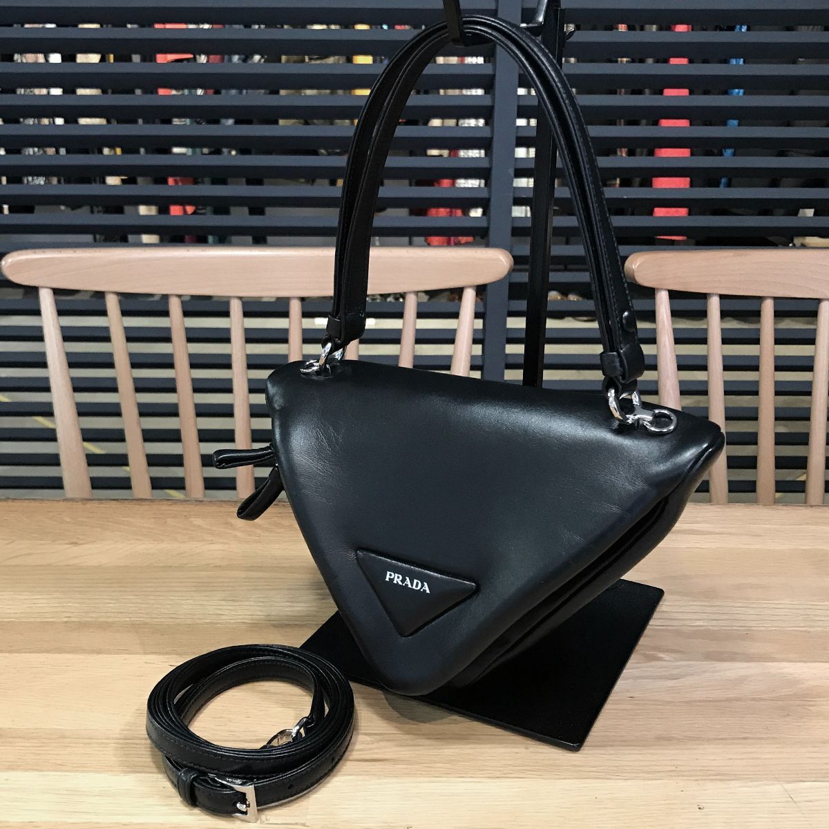 一度使用PRADA レザートライアングルショルダーバッグラージサイズ