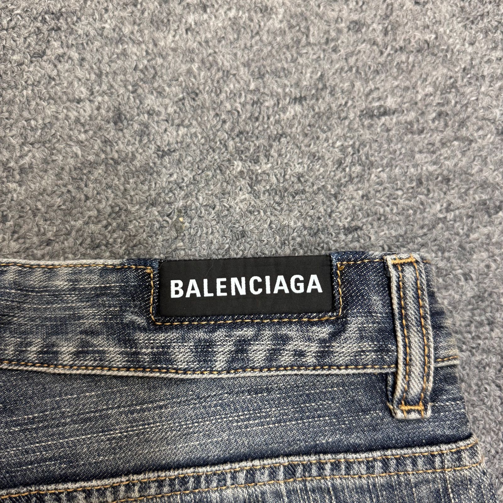 BALENCIAGA 23AW カットオフ デニム ショートパンツ ダメージ BALENCIAGA 23AW カットオフ デニム ショートパンツ ダメージ