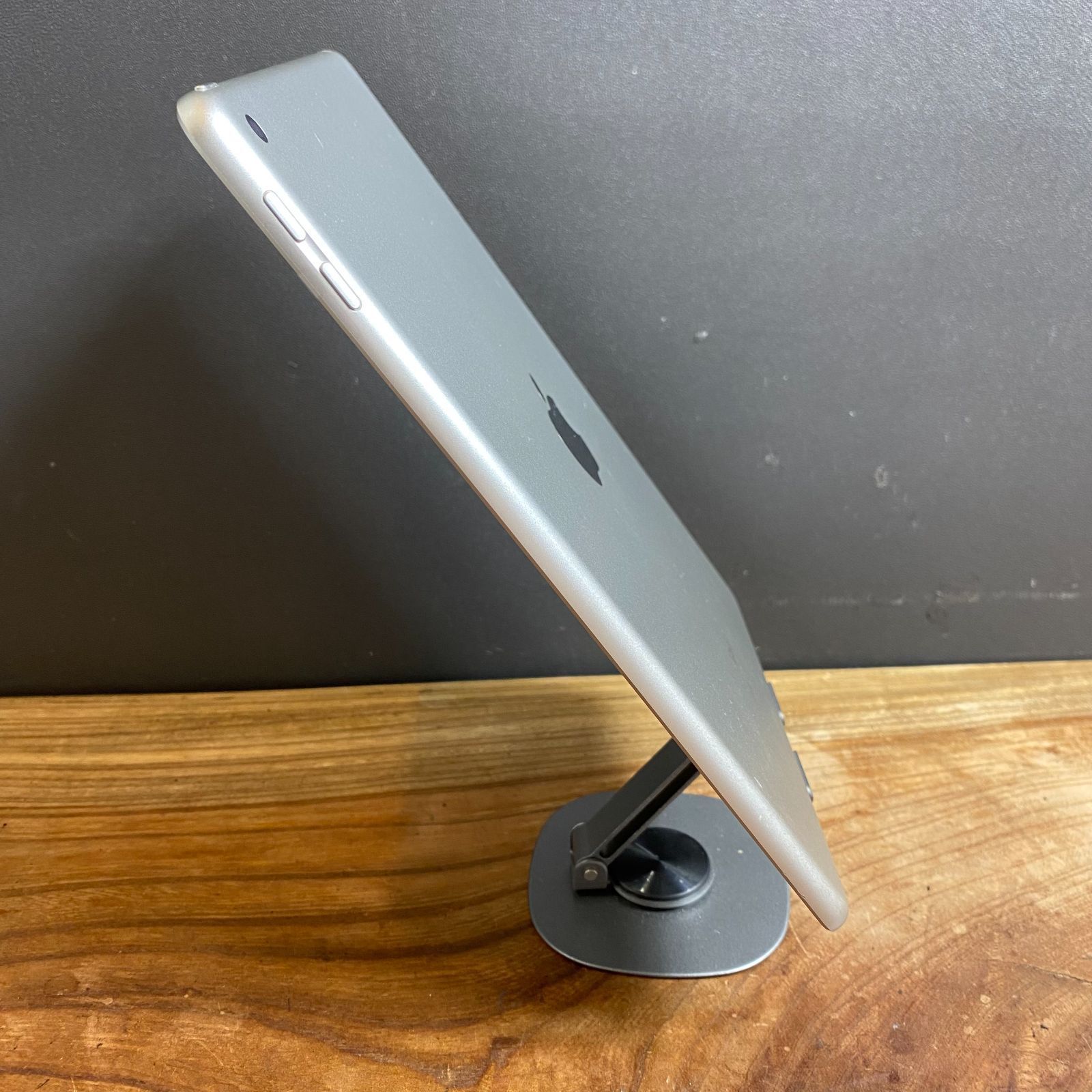 320 美品☆電池ほぼ新品☆iPad5第5世代 32GB WIFIモデル☆ 443 極美品新品級☆電池最良好☆iPad5第5世代 32GB WIFIモデル