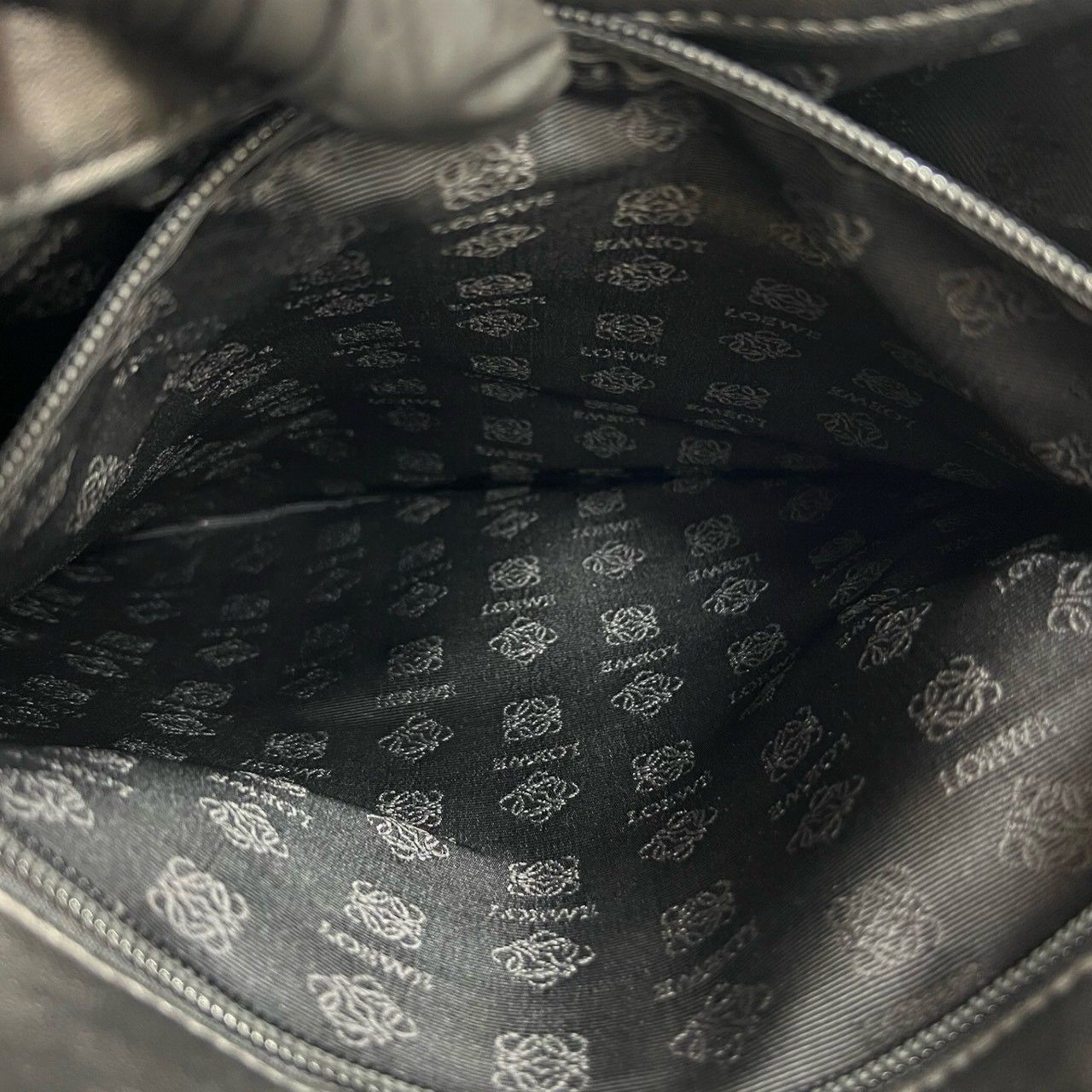 LOEWE ロエベ　ハンドバッグ　アナグラム　ロゴ型押し ナッパレザー　ブラック 人気○ロエベ ハンドバッグ アナグラム ロゴ型押し 裏地総柄 ナッパ