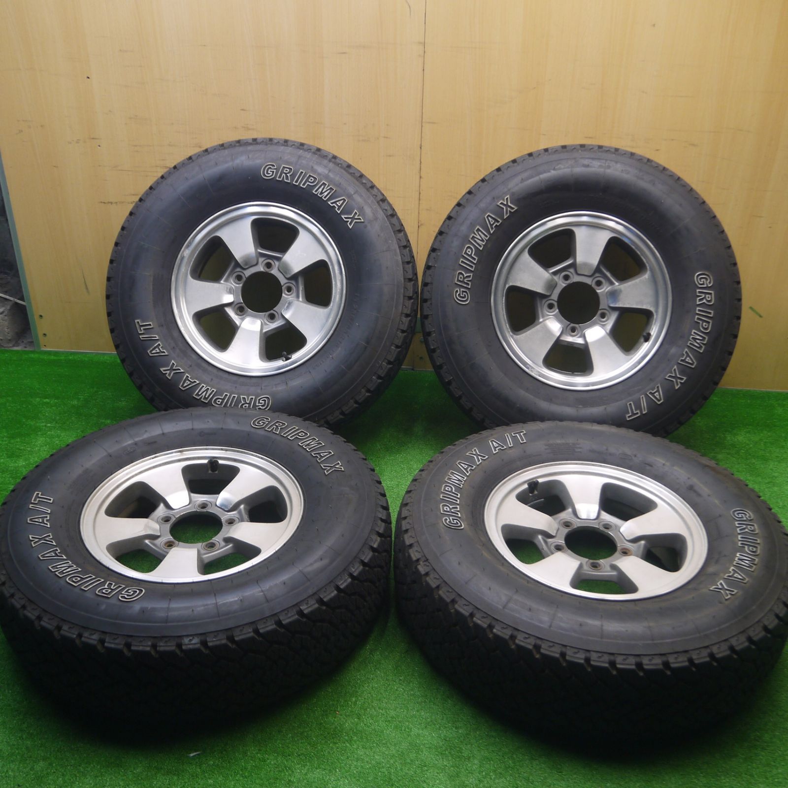 *送料無料* バリ溝！21年！9.5分スズキ ジムニー 純正 ENEKI 235/85R16 120/116S GRIPMAX A/T ホワイトレター エンケイ PCD139.7/5H4090207Hノ