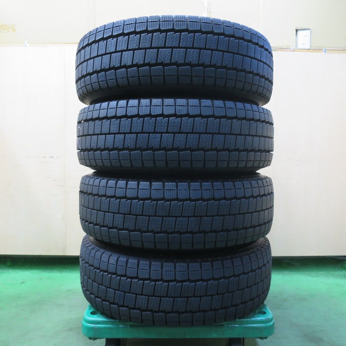バリ溝！24年！ほぼ10分☆スタッドレス 215/70R15 107/105N ダンロップ 