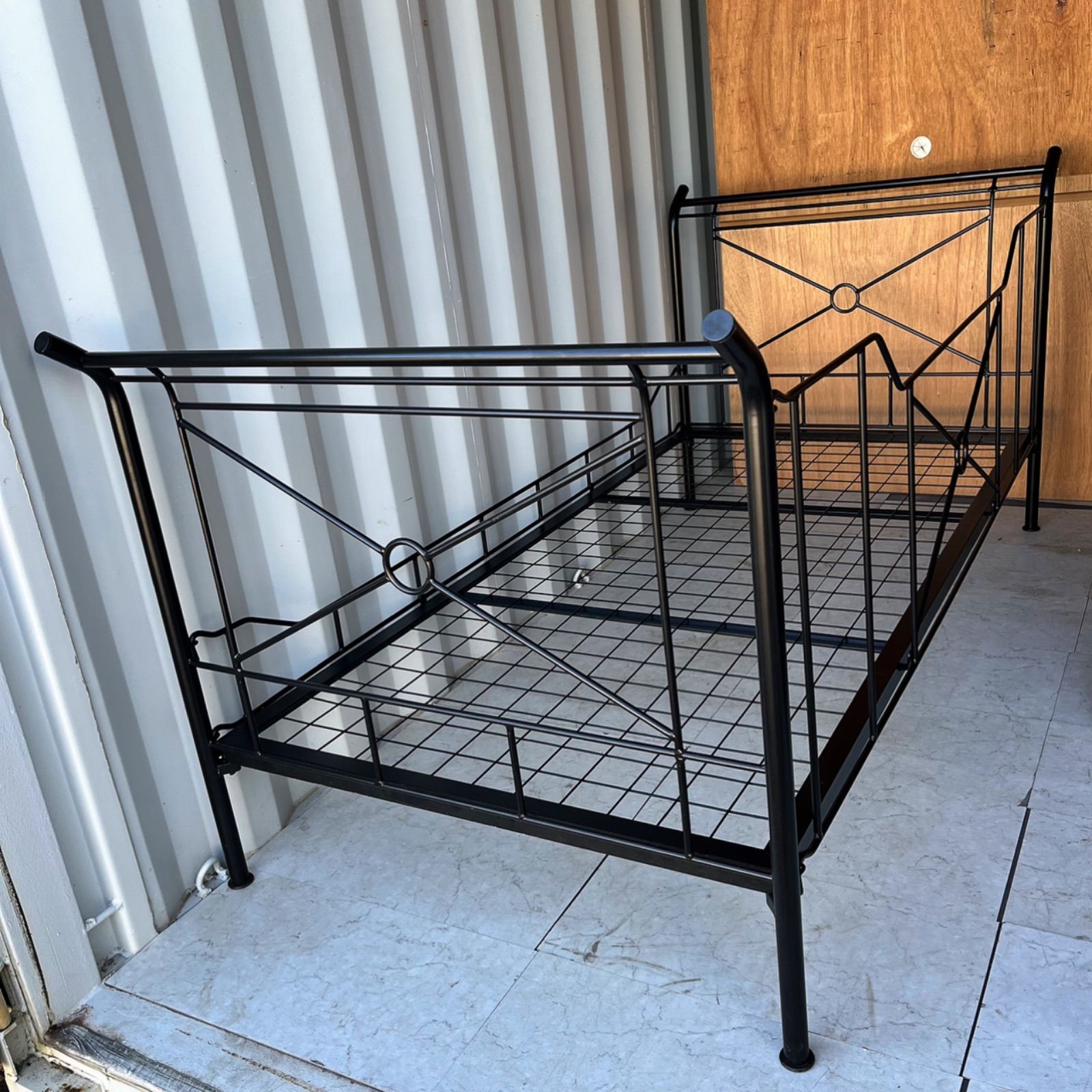 取付無料！ローラアシュレイ 姫系ブラックスチールベッドフレーム