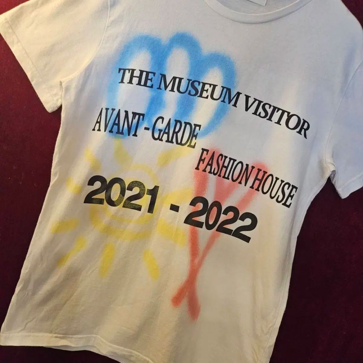 【THE MUSEUM VISITOR】HEART PRINTED T-SHIRTS/急いで 더뮤지엄비지터 하트 스프레이드 티셔츠 화이트 | The Museum