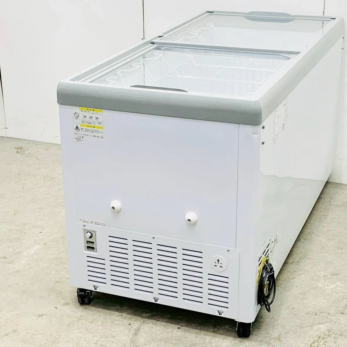 100V