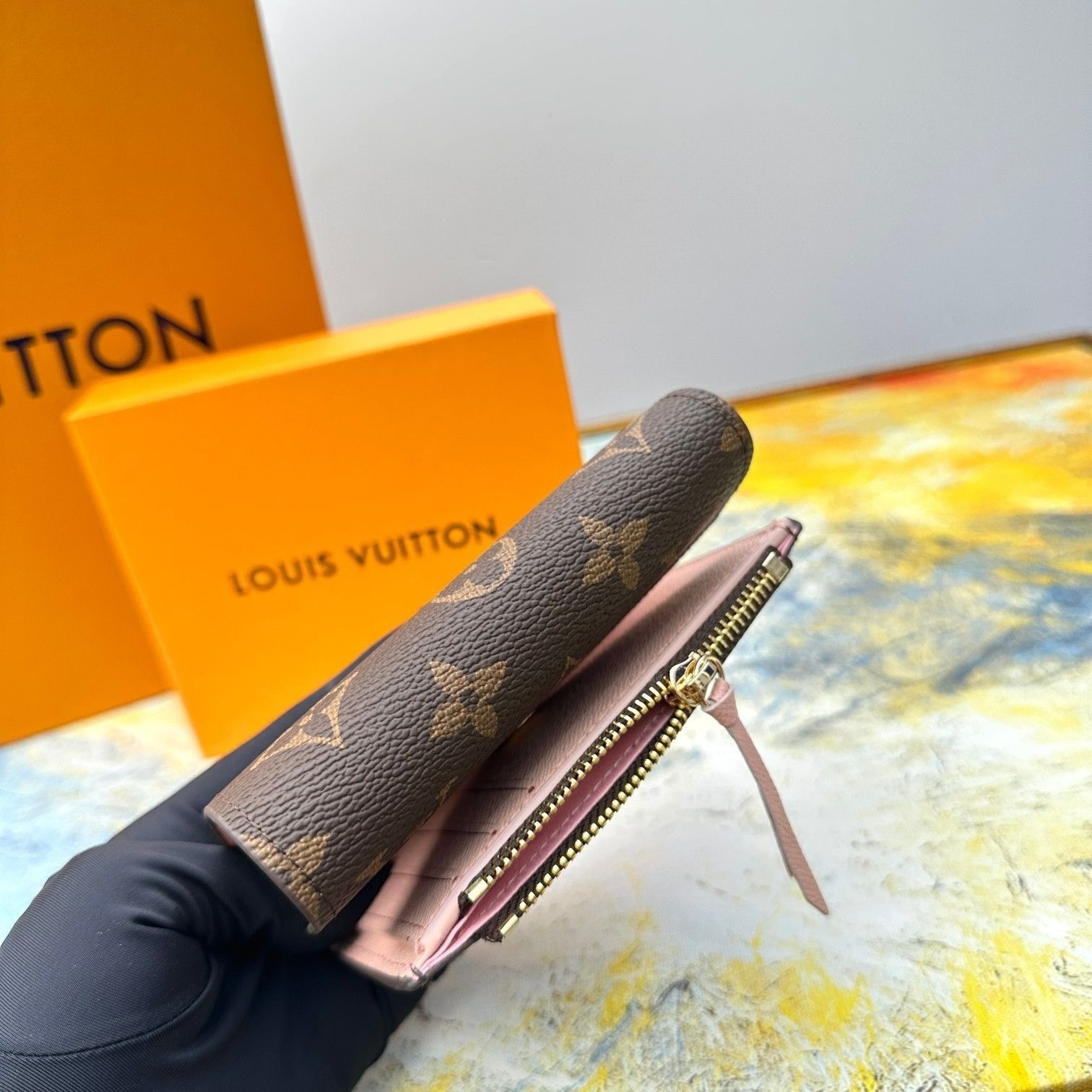 美品！ルイヴィトン LOUIS VUITTON 財布 三つ折り ﾓﾉｸﾞﾗﾑ ﾎﾟﾙﾄﾌｫｲﾕ・ｳﾞｨｸﾄﾘｰﾇ - メルカリ