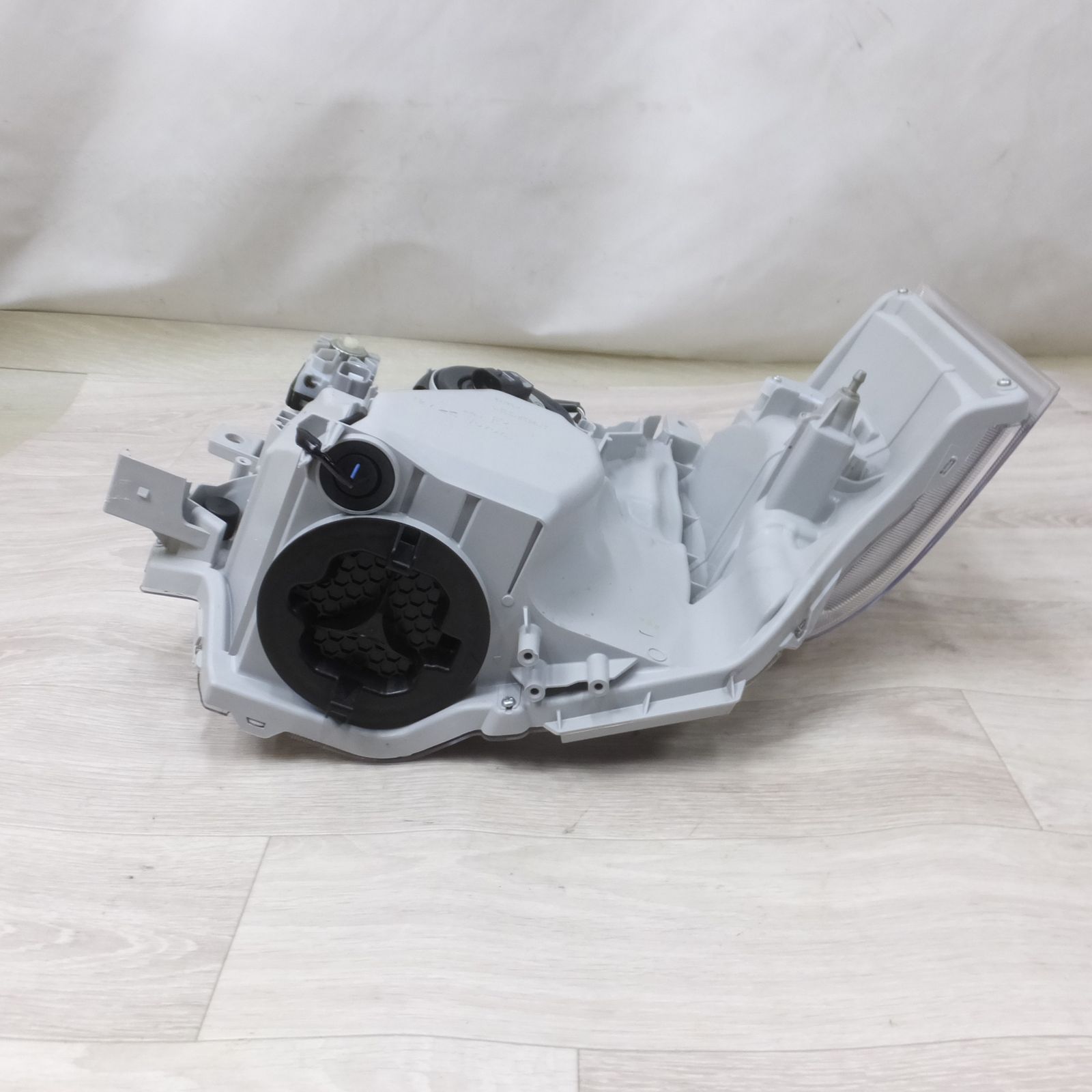 ハイエース8型ダークプライム2純正ヘッドライト左右 新車外し