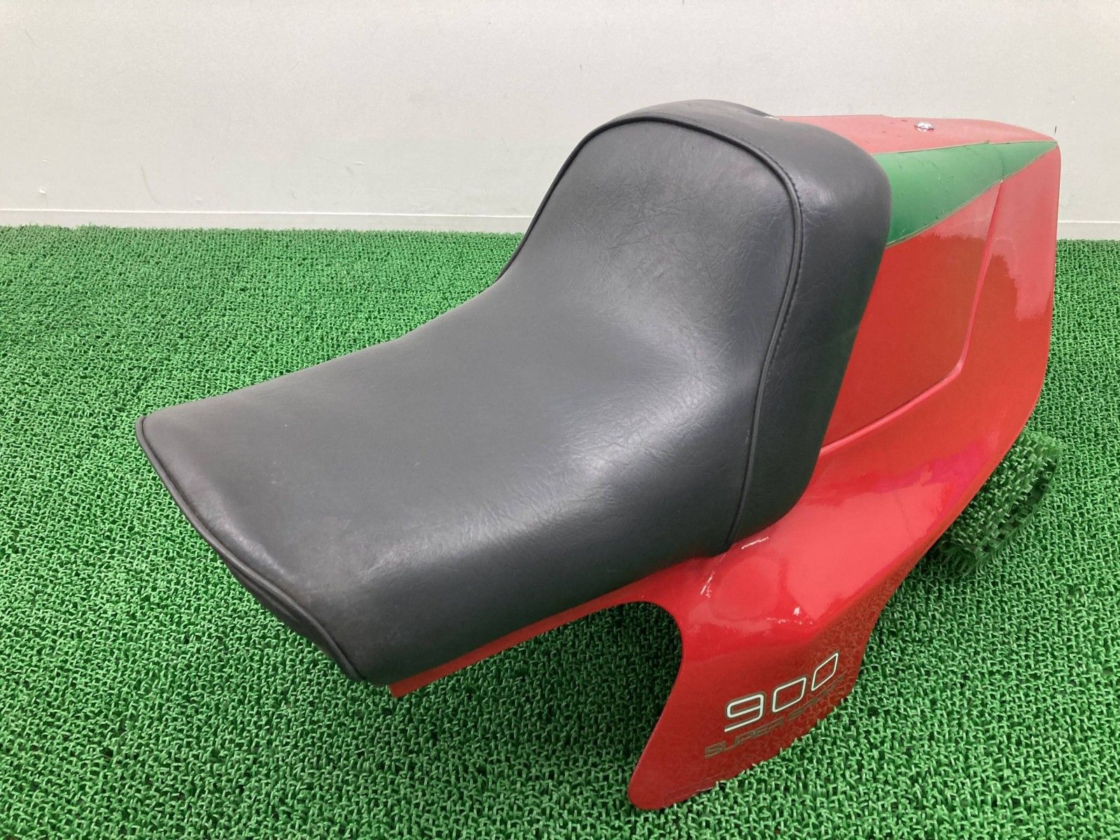 900MHR シートカウル 赤 社外 ドゥカティ Ducati MikeHailwoodReplica マイクヘイルウッド FRP シングルシート bE