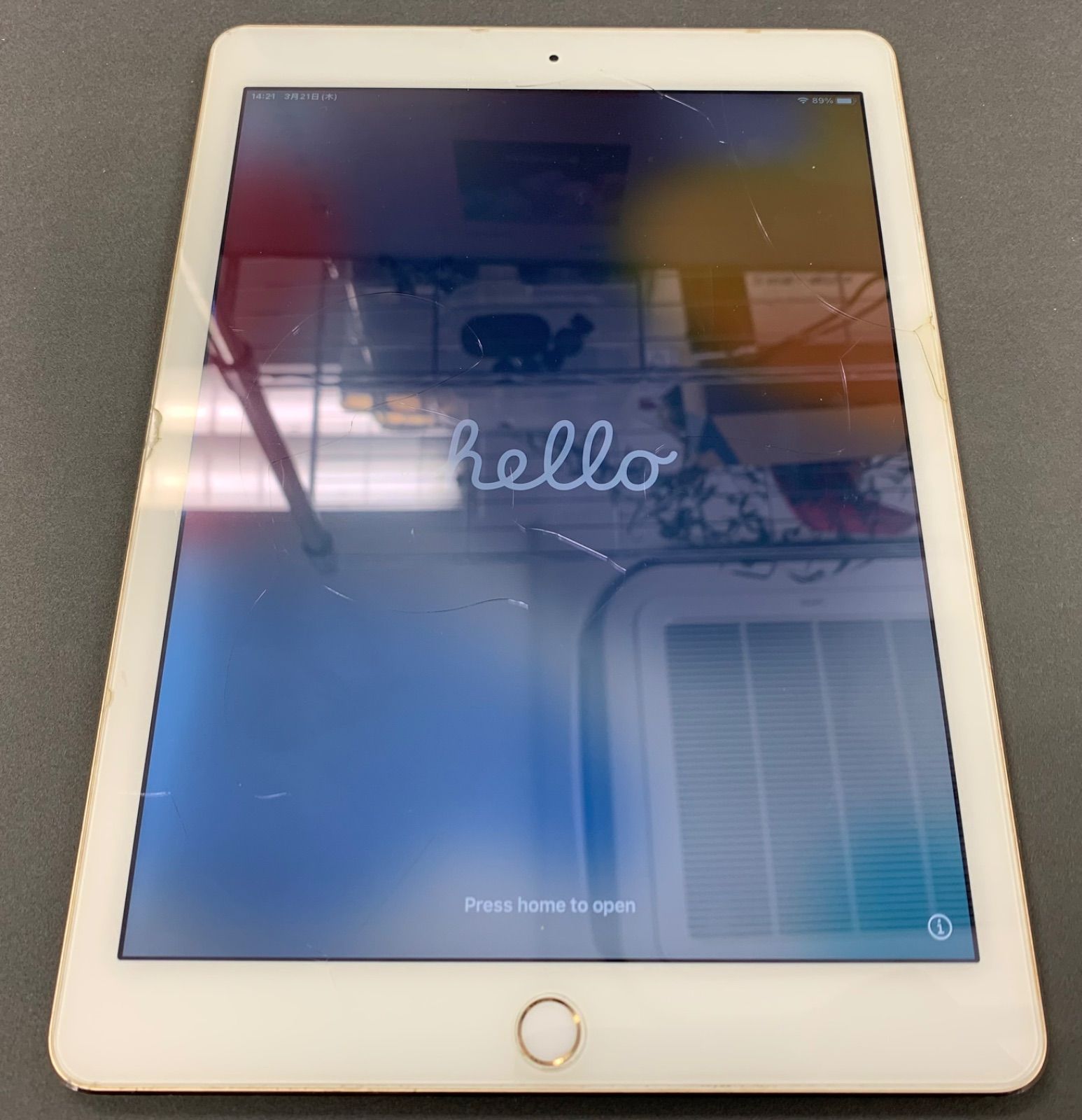 iPad Air2 ゴールド ストレージ不明 画面割れ有り アクティベーション 