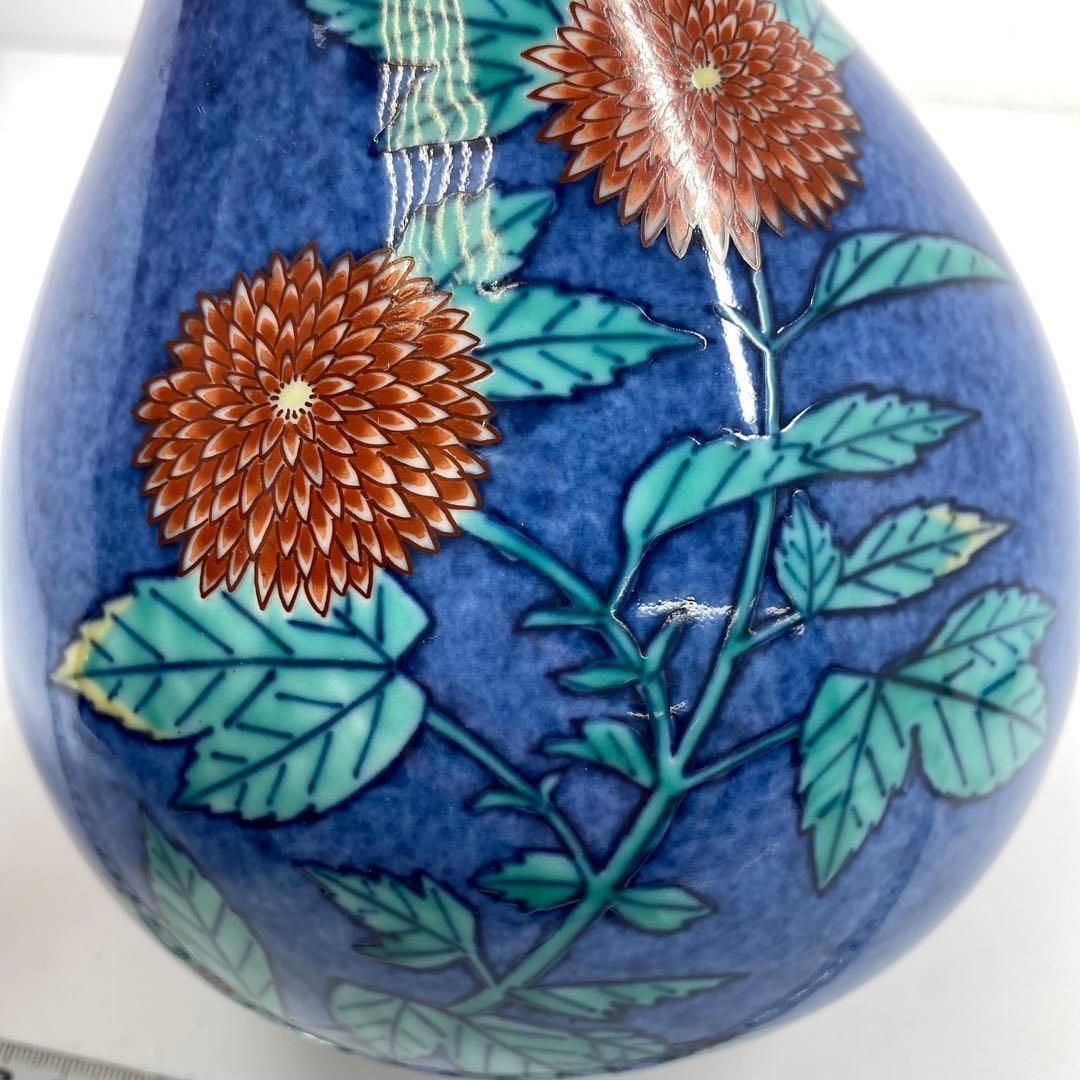 本作 色鍋島吹墨菊絵花瓶