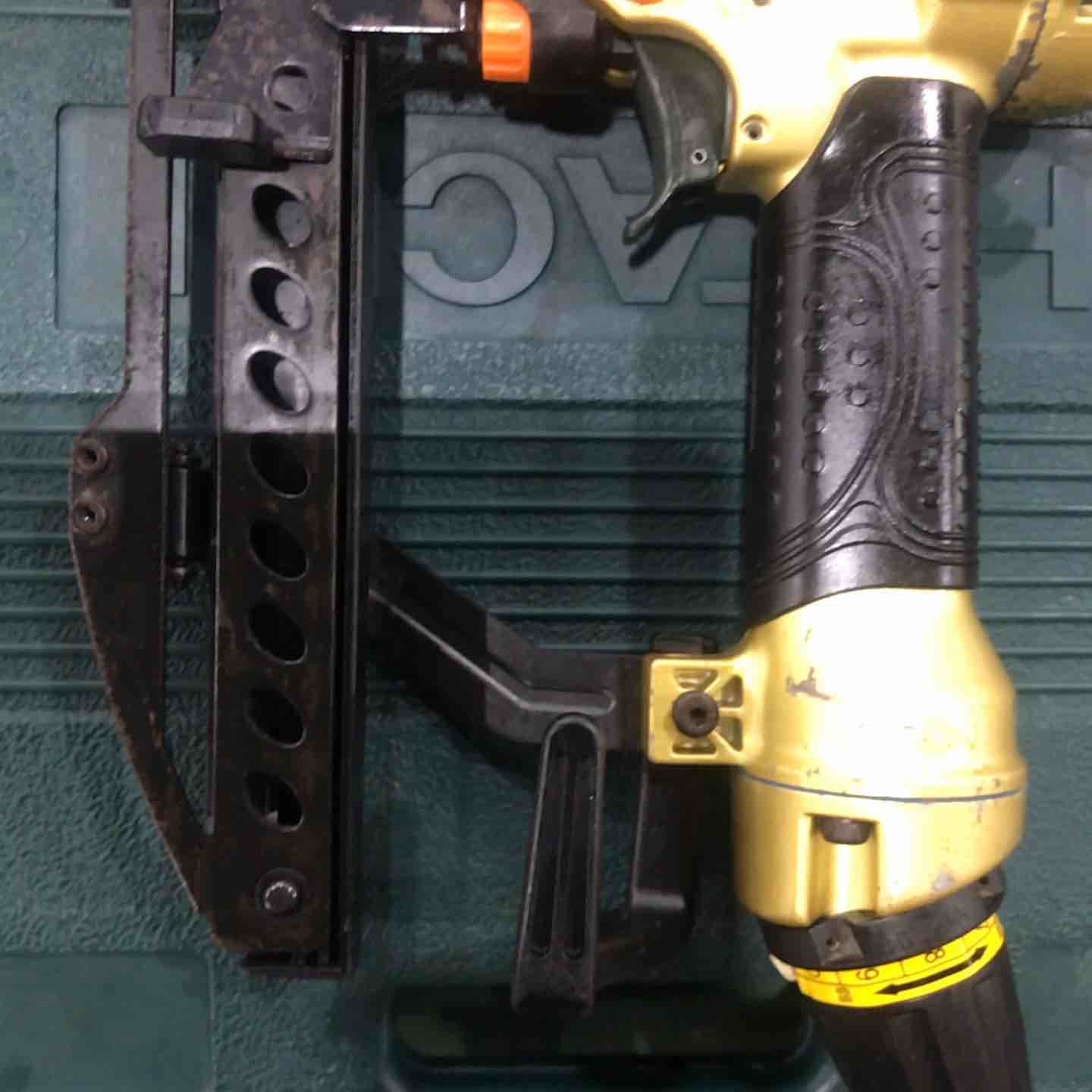 日立工機 N3804HMF 高圧フロアタッカ【野田愛宕店】【店頭取引限定】【中古】管理番号：IT098CCXO09F 日立工機 N3804HMF 高圧フロアタッカ【野田愛宕店】【店頭取引限定