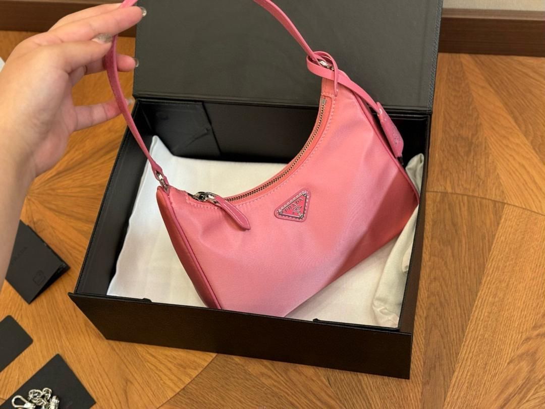 PRADAプラダのとてもスタイリッシュな女性用ショルダーバッグ｜