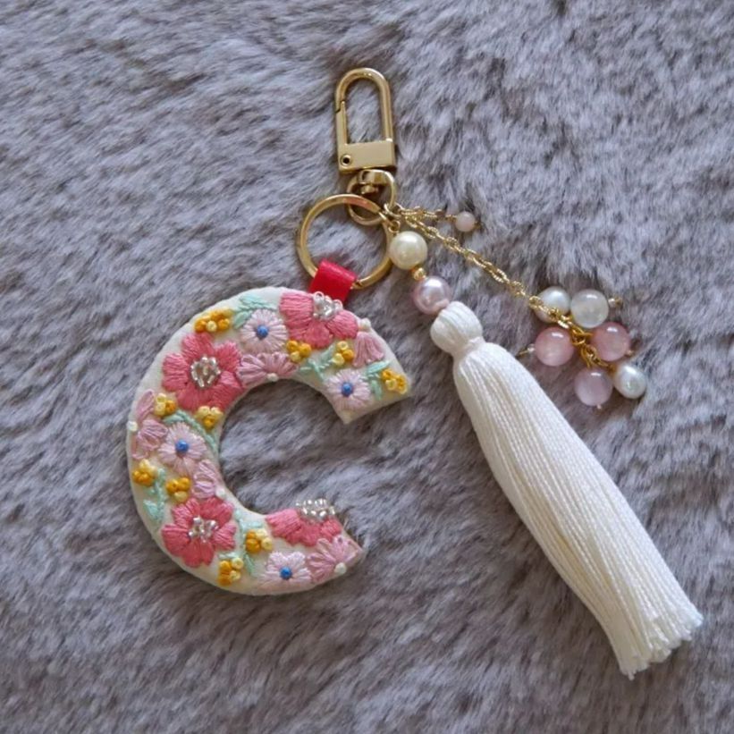 お花刺繍のイニシャルキーホルダー C ＊hana.sachi チャーム new