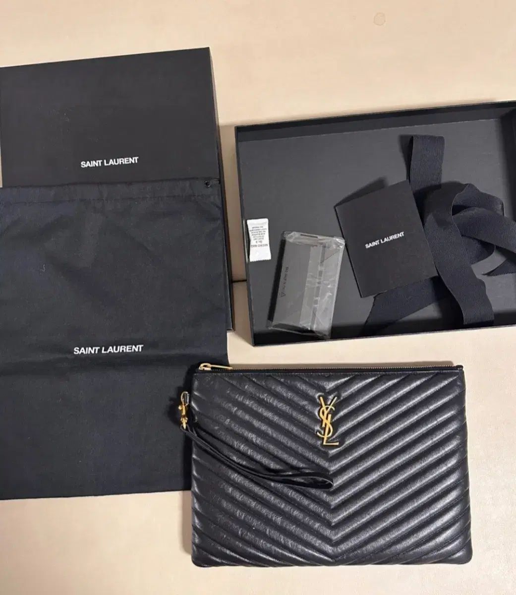 Saint Laurent サンローラン New Medium クラッチ ブラック 金具