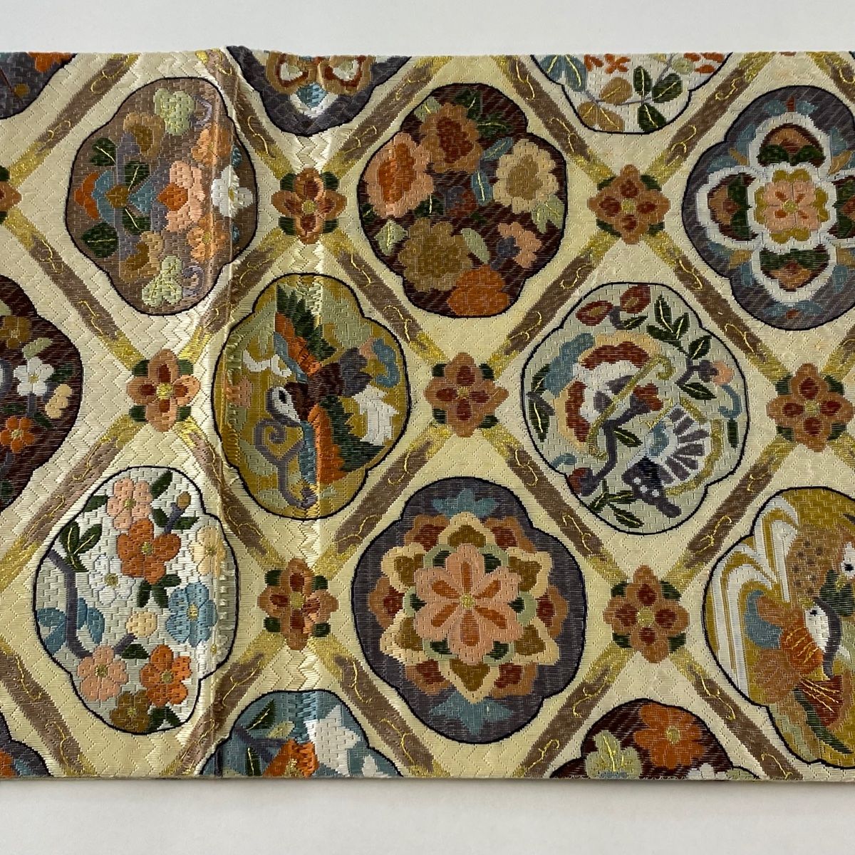 きみ　袋帯【絽刺し刺繍】総刺繍 正絹 菱格天井花鳥文 全通柄 袋帯 逸品 格天井 花鳥 金糸 絽刺し クリーム 全通 正絹 【中古