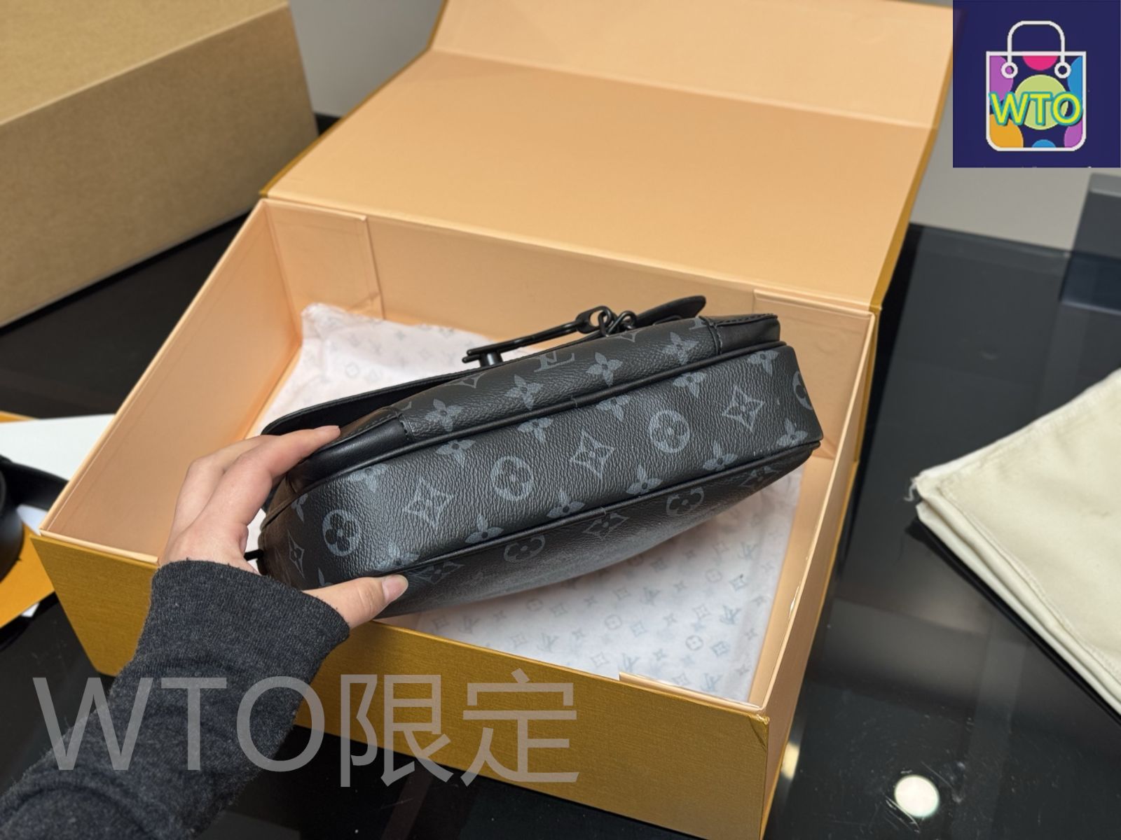 【美品】　ルイヴィトン　タイガ　ヴィクトール　メッセンジャーバッグ　男女兼用 今日WTO】Louis Vuitton Men's Voyager Messenger Bag・ルイ