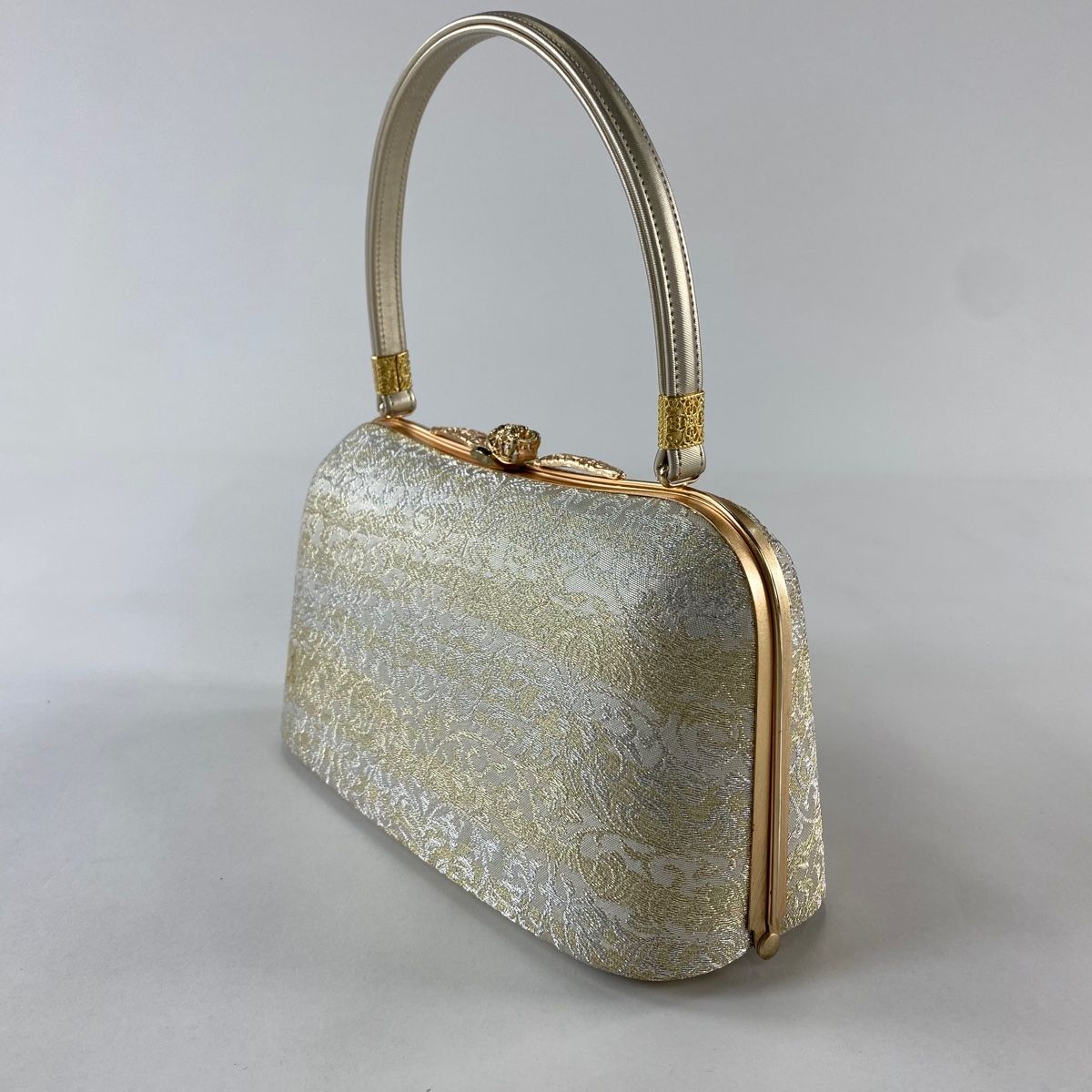和装バッグ 美品 フォーマル 華文 花 金銀糸 箔 銀色 正絹 和装小物【中古】 和装バッグ 美品 優品 フォーマル 華文 花 金銀糸 箔 銀色 正絹