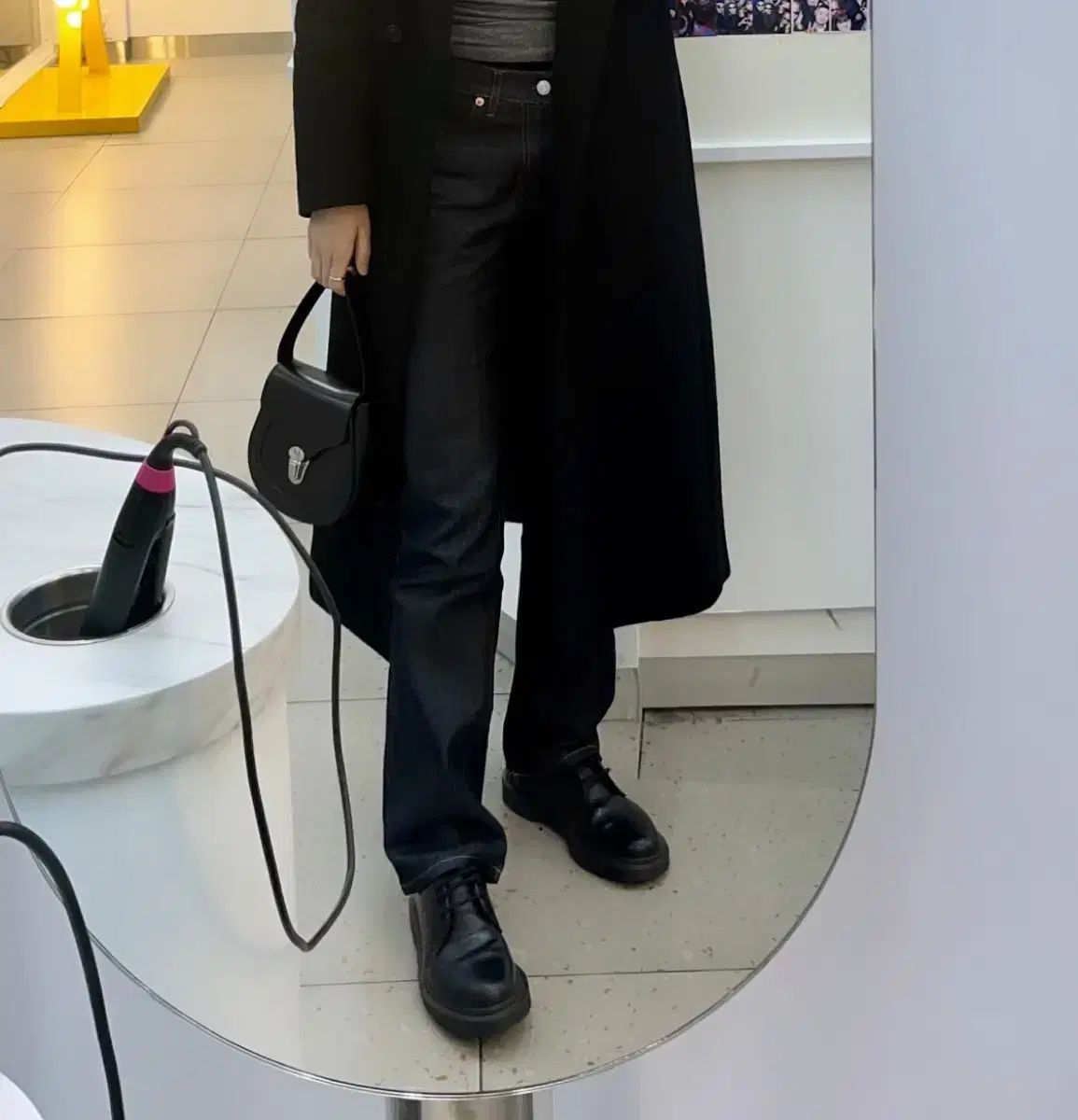 COS パイプ ブーツカット ジーン に インディゴ 26