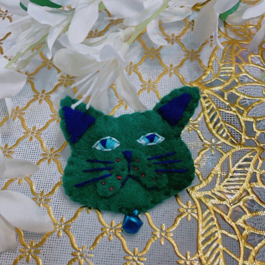 猫 ブローチ 刺繍 ハンドメイド - メルカリ