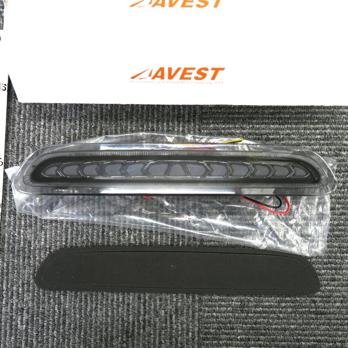ハイエース200系 3型後期～ ＬＥＤハイマウントストップランプ ブレーキユニット 流れるウインカー連動点灯 ヴァーティカルアロー バーチカル スモーク 小傷 を配線短くカット AVEST アベスト