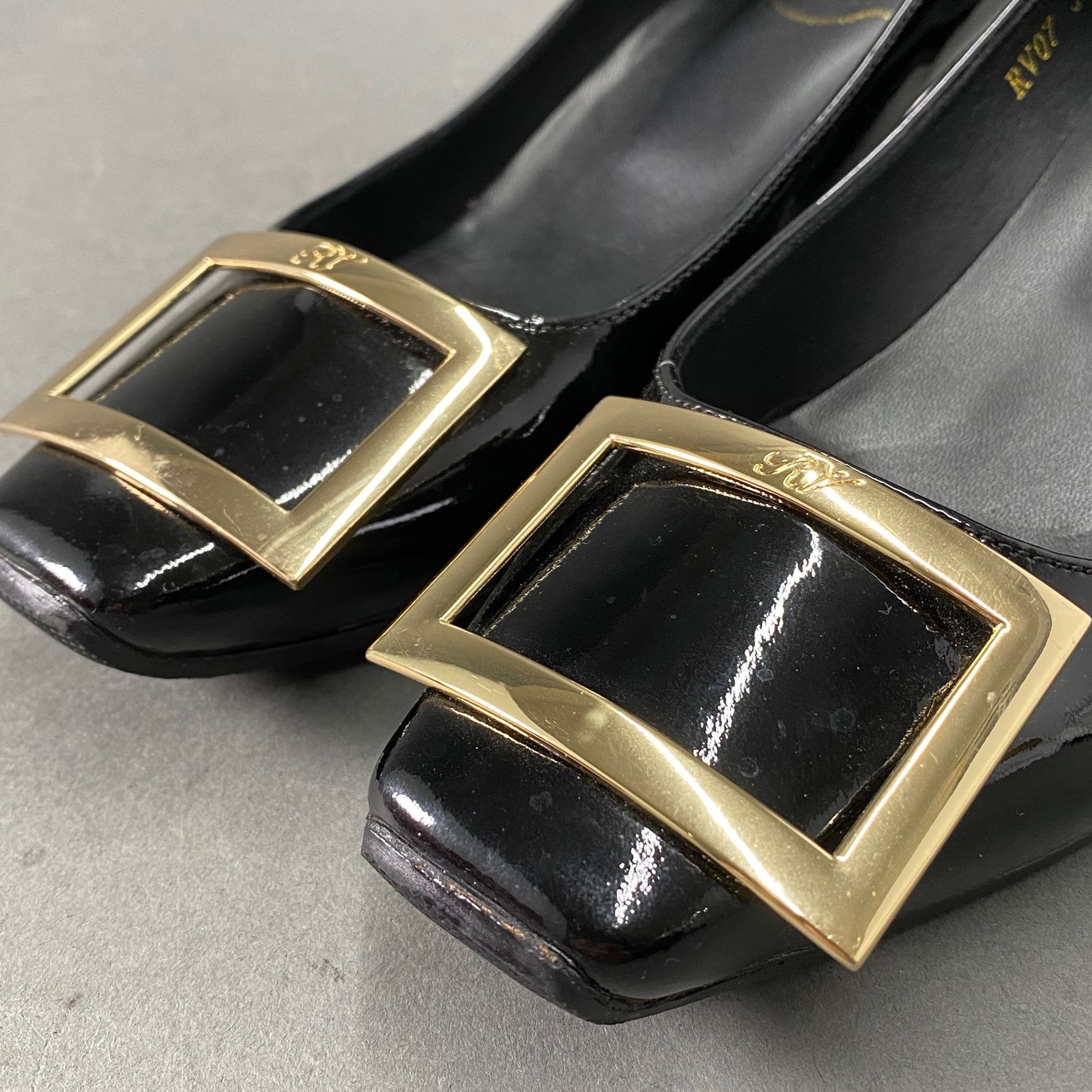 ロジェヴィヴィエ バックル エナメル フラット パンプス ベージュ 37