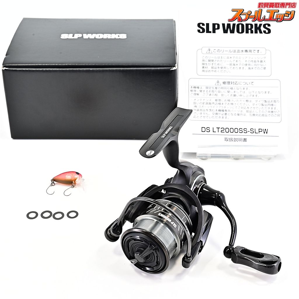 ダイワxSLPワークスxディスプラウト 21DS LT2000SS-SLPW 黒い特務機2 IOSファクトリーラインローラー装着 m42574