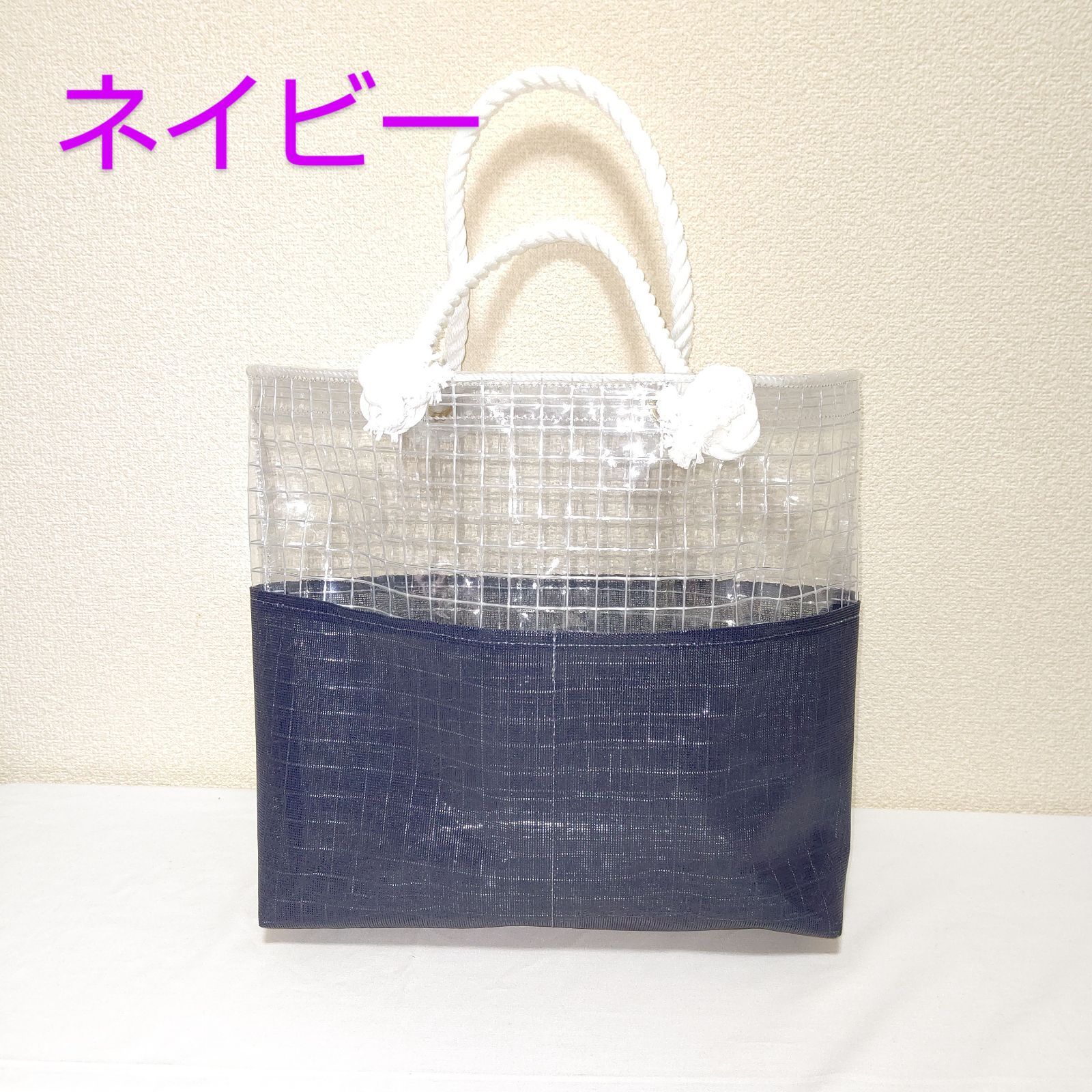 ビニールひものワンハンドルバッグメッシュバッグ、かごバック風 白いビニールひものカゴバッグ☆メッシュ、お花のチャーム - KAZU