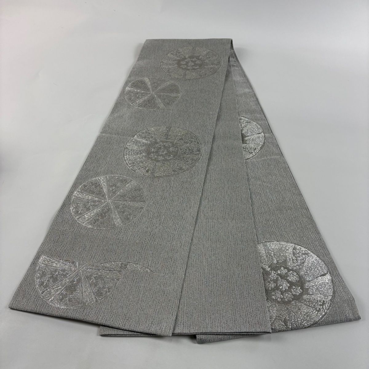 美品】 袋帯 秀品 丸文 草花 唐織 箔 銀色 六通 正絹 【中古】 - メルカリ