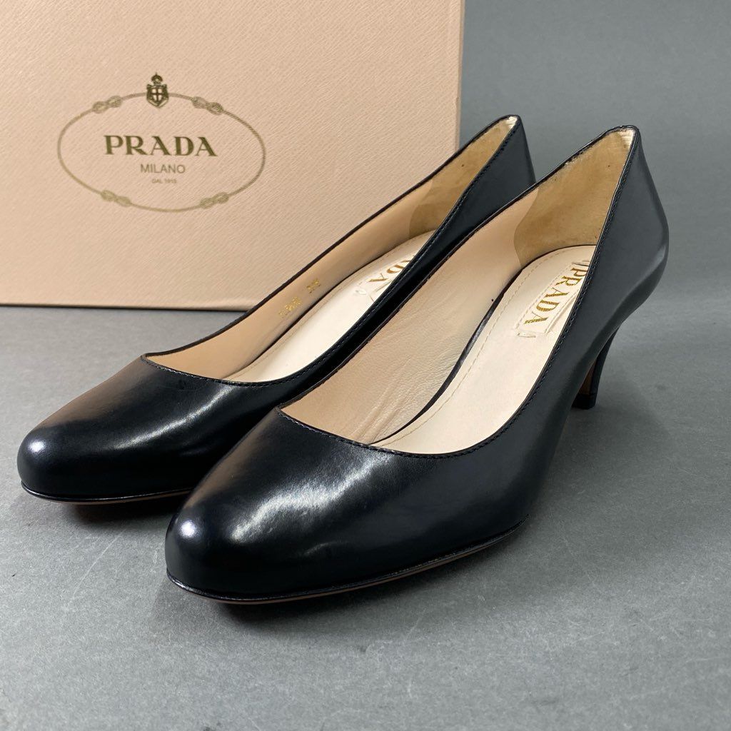 2e18 【美品】 PRADA プラダ プレーントゥ レザーパンプス CALZAYURE ...