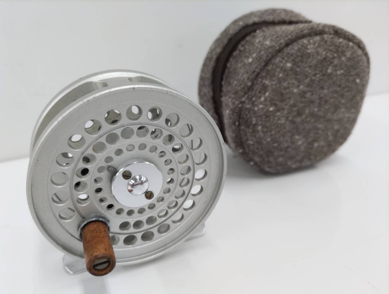 UFM ウエダ フライリール カンタータ 2150モデル ufmウエダ CANTATA カンタータ 2150 フライリール｜中古釣具
