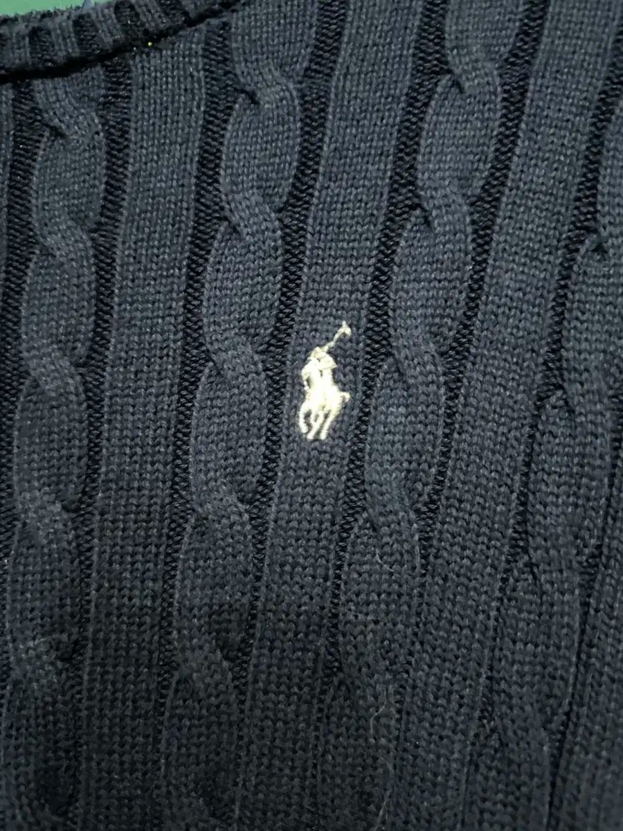 ポロ ケーブル編みニット