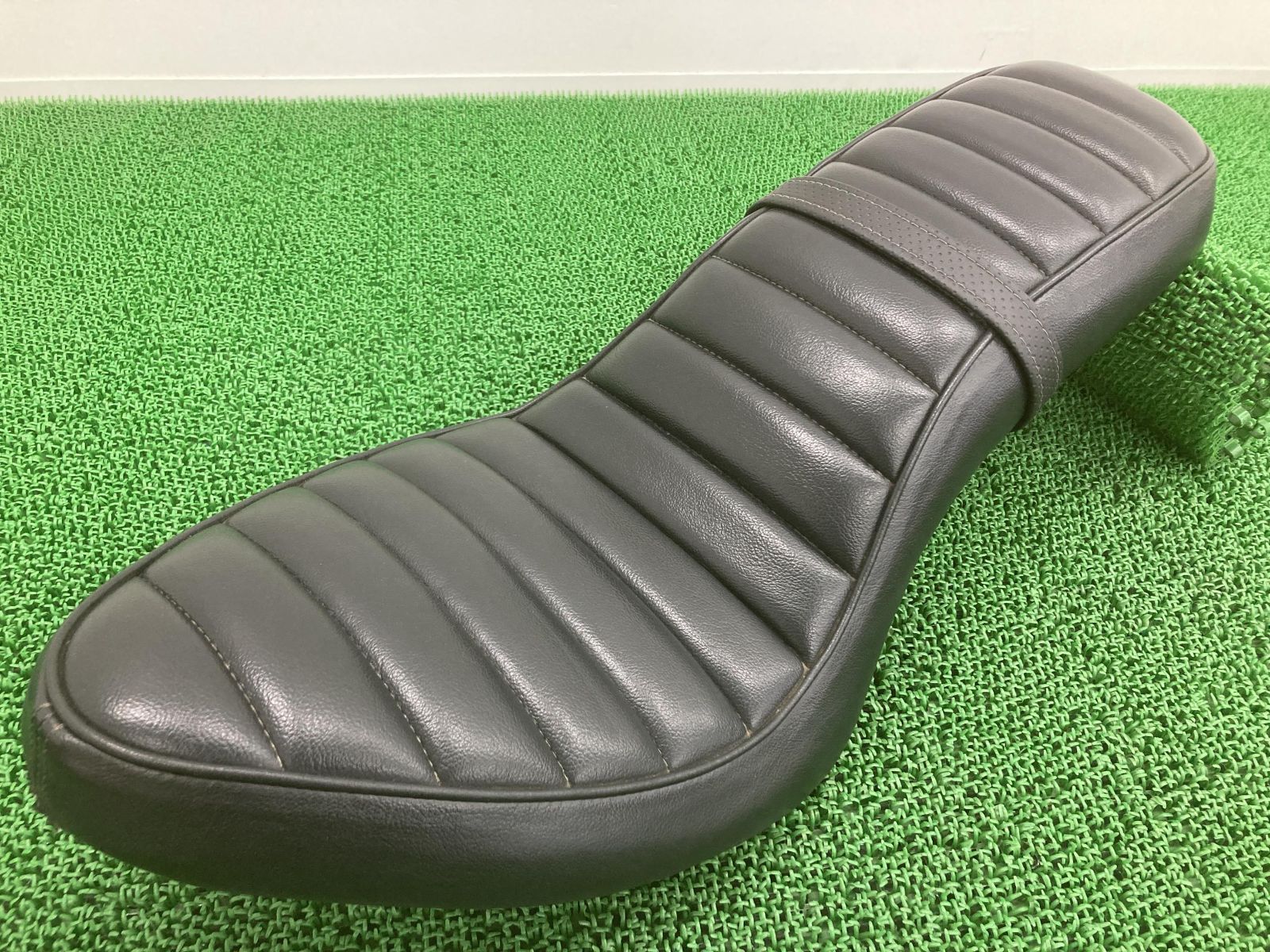 アメリカンドリームス製スティード400 シート 社外 中古 NC26 タックロールコブラシート リジットフェンダー用 ローダウン車に 修復素材に