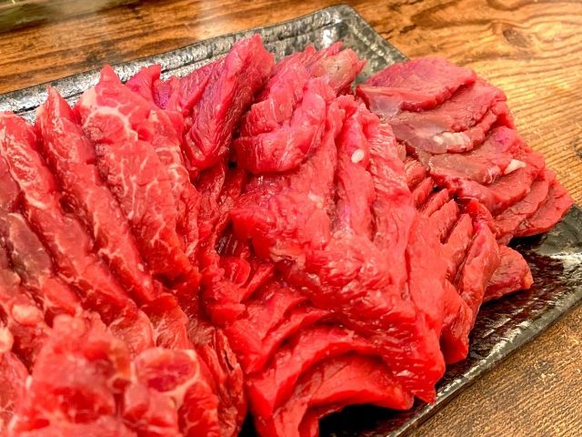 【業務用】馬刺し赤身１kg さっぱり美味しい小分け袋 熊本加工 送料無料