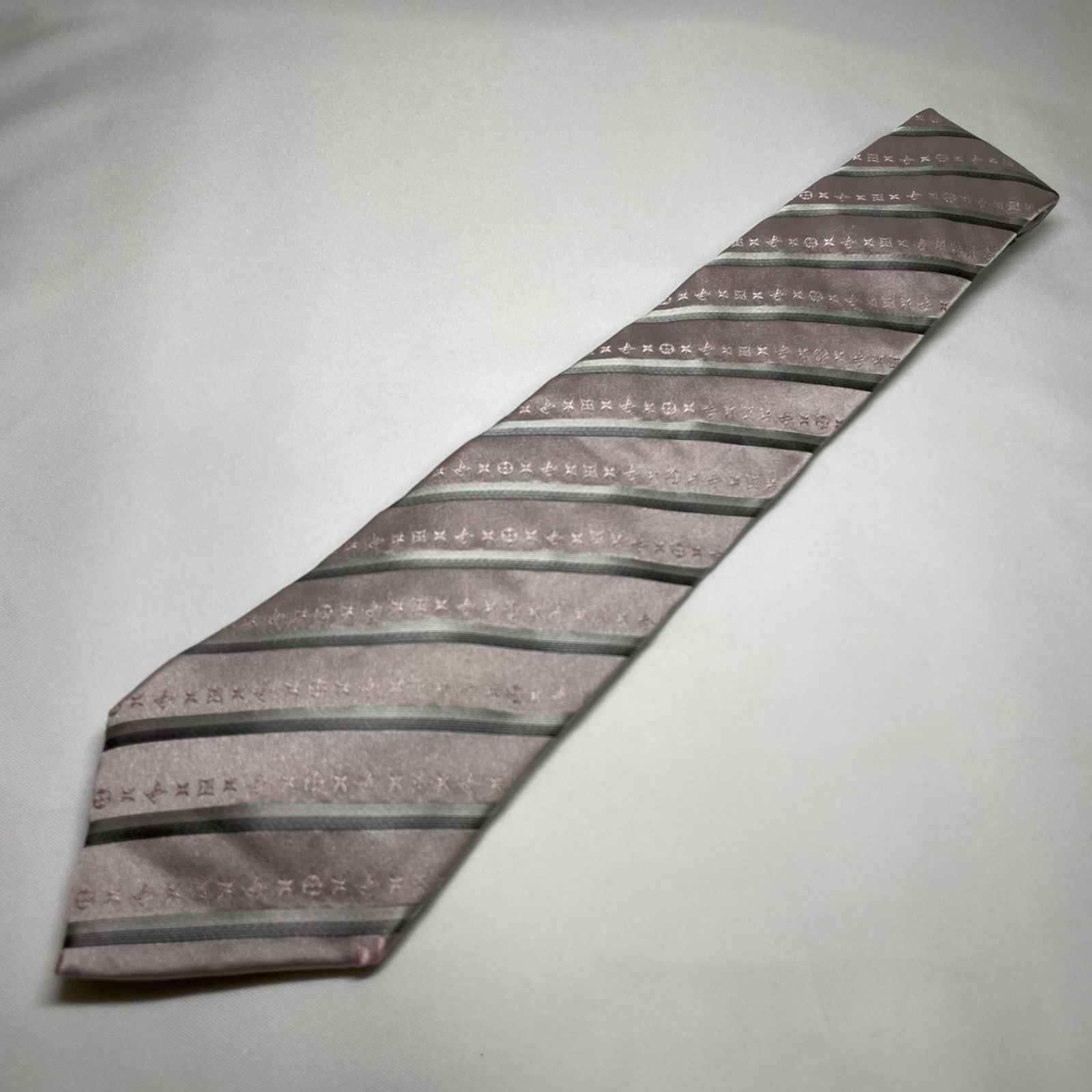 極美品✨ネクタLOUIS VUITTON LV モノグラム ソリッド シルバー