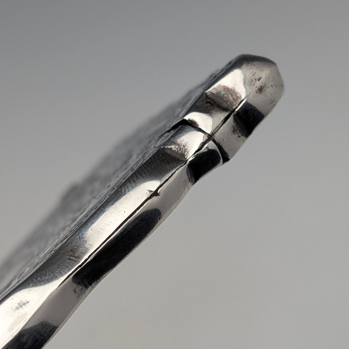 1901年 英国アンティーク スクロール彫刻 純銀製カードケース 68g WILLIAM M. HAYES 1901年 英国アンティーク スクロール彫刻 純銀製カードケース