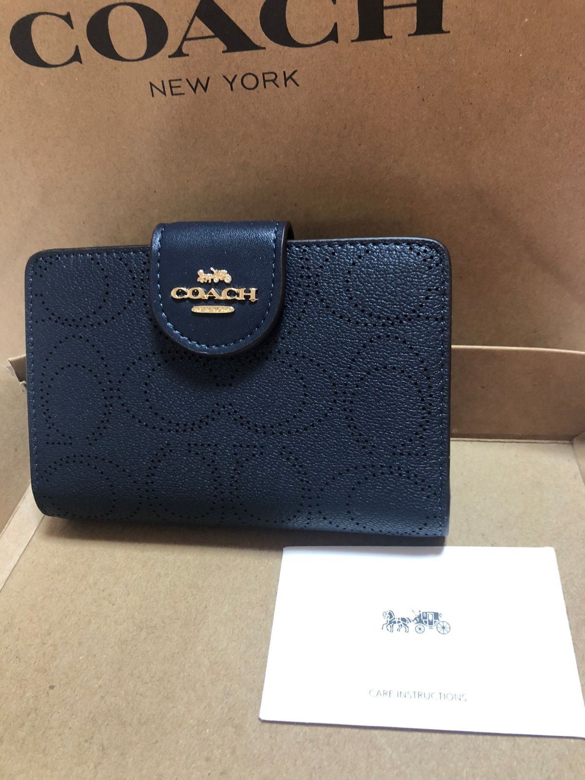 新品 未使用 COACH コーチ 二つ折り 財布 ミッドナイト ネイビー 紺 シグネチャー パフォレイテッド ミディアム - メルカリ