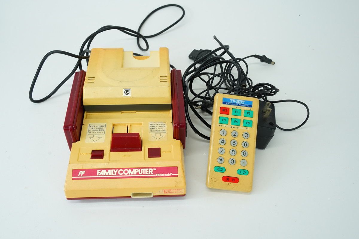 ファミコン本体 動作未確認】ファミコン 本体 + ソフト4本+コントローラー2+