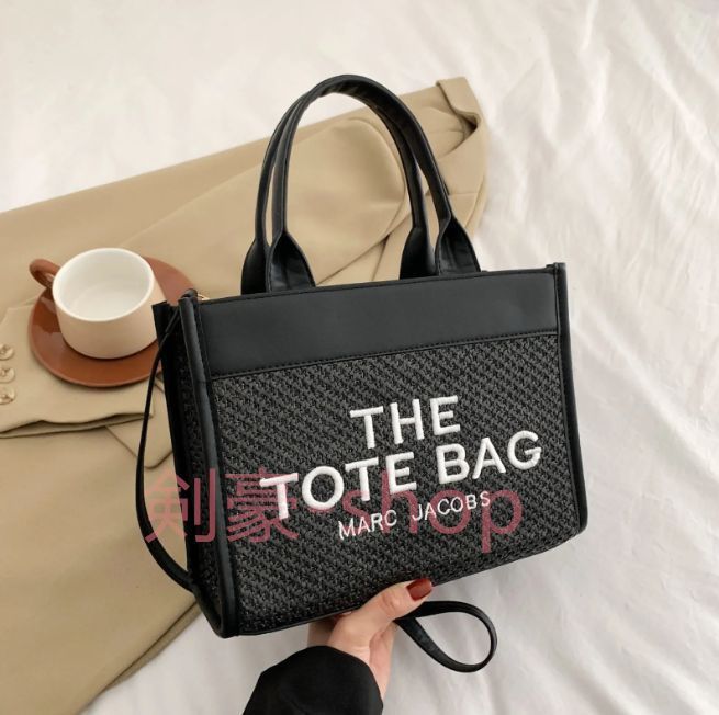 未使用] マークジェイコブス Marc Jacobs バッグ トートバッグ the traveler tote bag グラフィック ロゴ トート  ショルダーバッグ 斜め着用 ラフィア編み M-027 - メルカリ