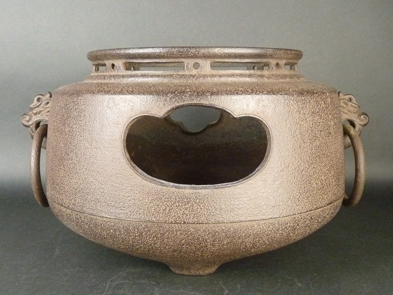 清宮】角谷一圭 作「鉄 肩衝風炉」共箱 幅 約35cm 高さ 約19.5cm 清宮】角谷一圭 作「鉄 肩衝風炉」共箱 幅 約35cm 高さ 約19.5cm