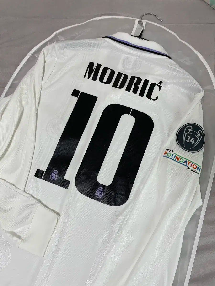 オーセンティック】レアルマドリード 長袖ユニフォーム #10 モドリッチ