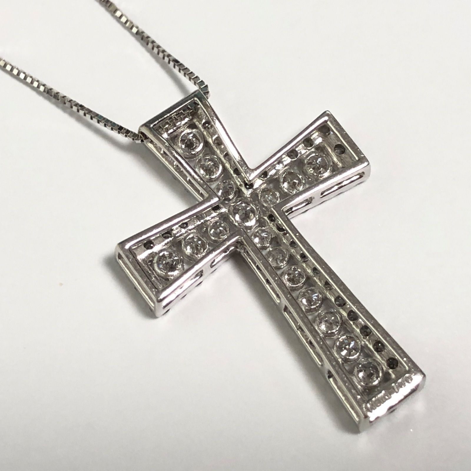 K18WG ダイヤモンド　1.00ct クロス十字架　デザイン　ネックレス