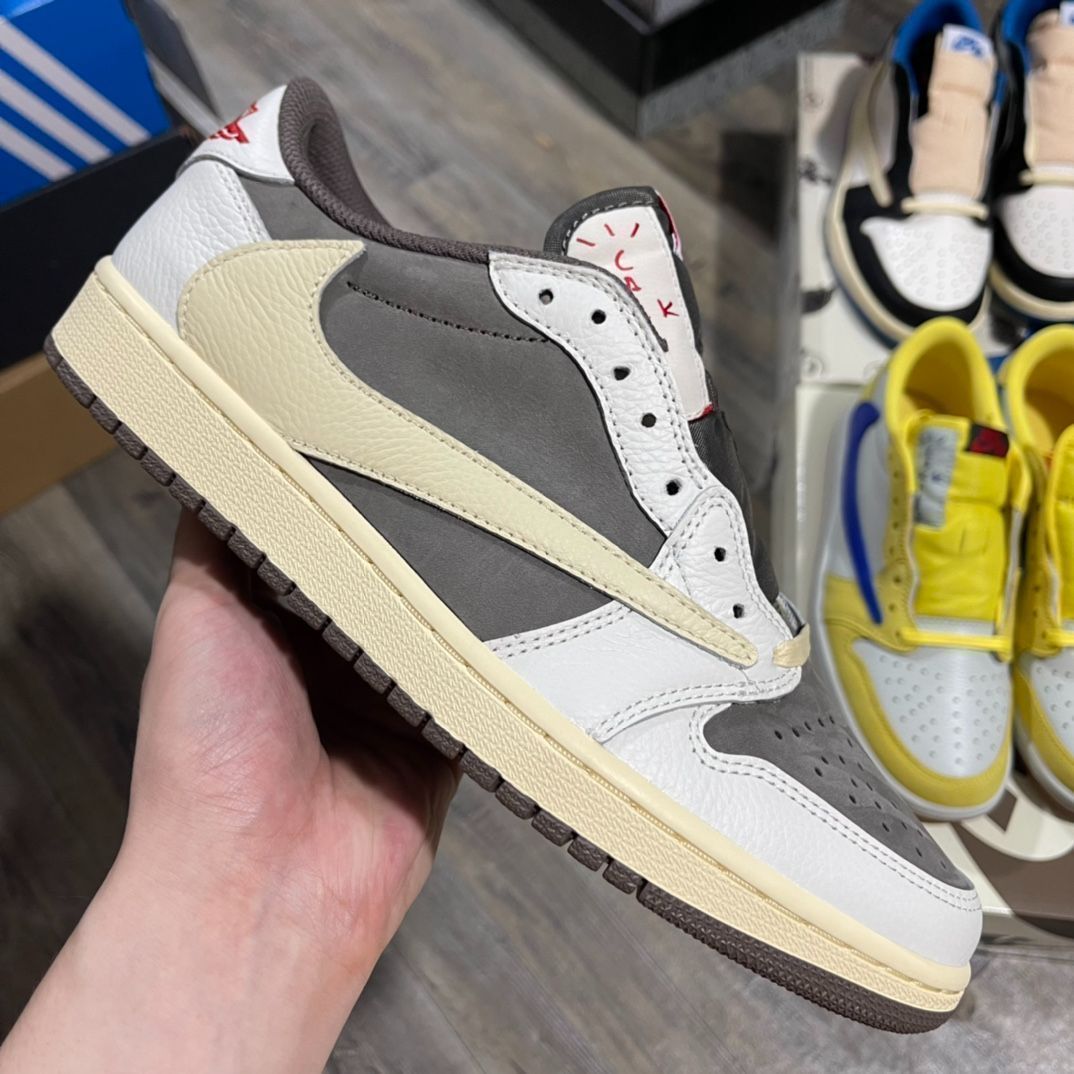 ナイキ　ジョーダン トラヴィススコット　リバースモカ あんしん鑑定済 ナイキ ジョーダン トラヴィススコット リバースモカ あんしん