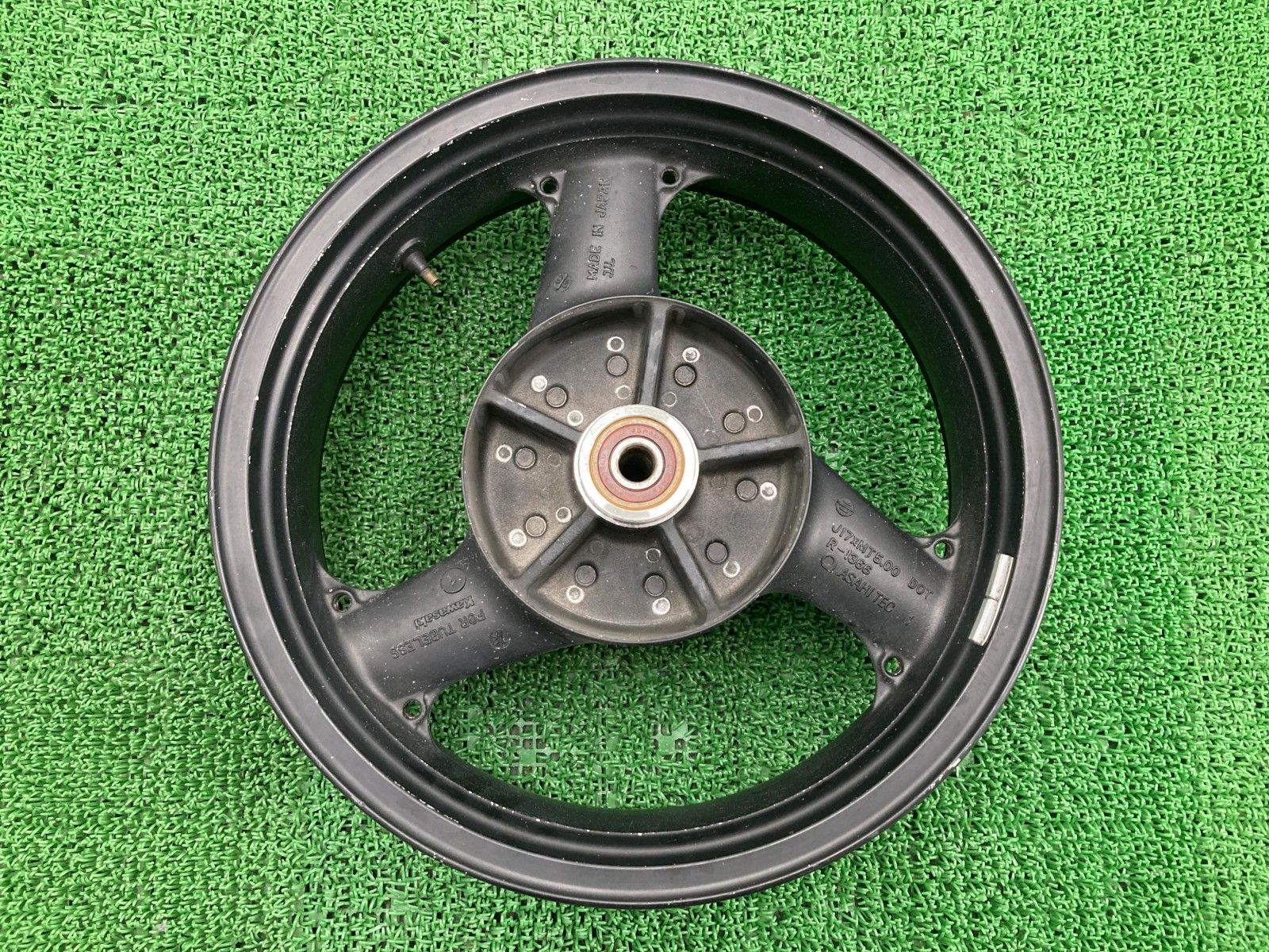 ZRX1100 リアホイール 黒 R-1366 カワサキ 純正 バイク 部品 割れ欠け