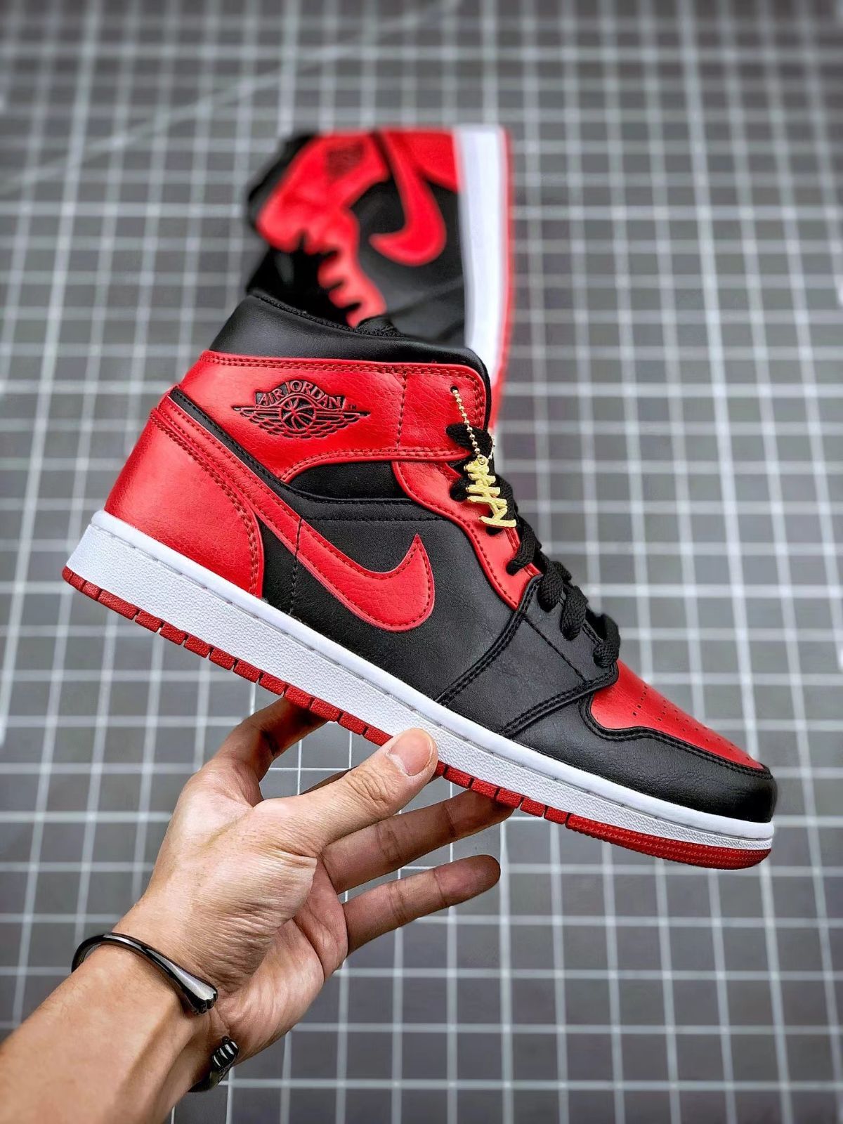 NIKE AIR JORDAN 1 MID BRED 554724-074