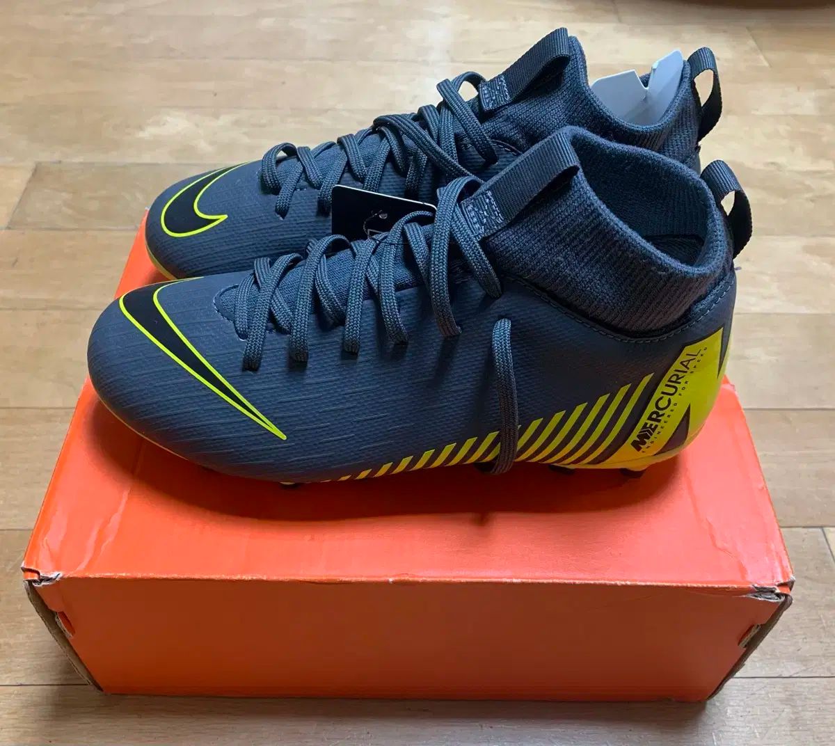 【新品】adidas製サッカーシューズ（箱付き）メンズ adidas アディダス F50 CLUB FXG ジュニア(ホワイト×ブラック