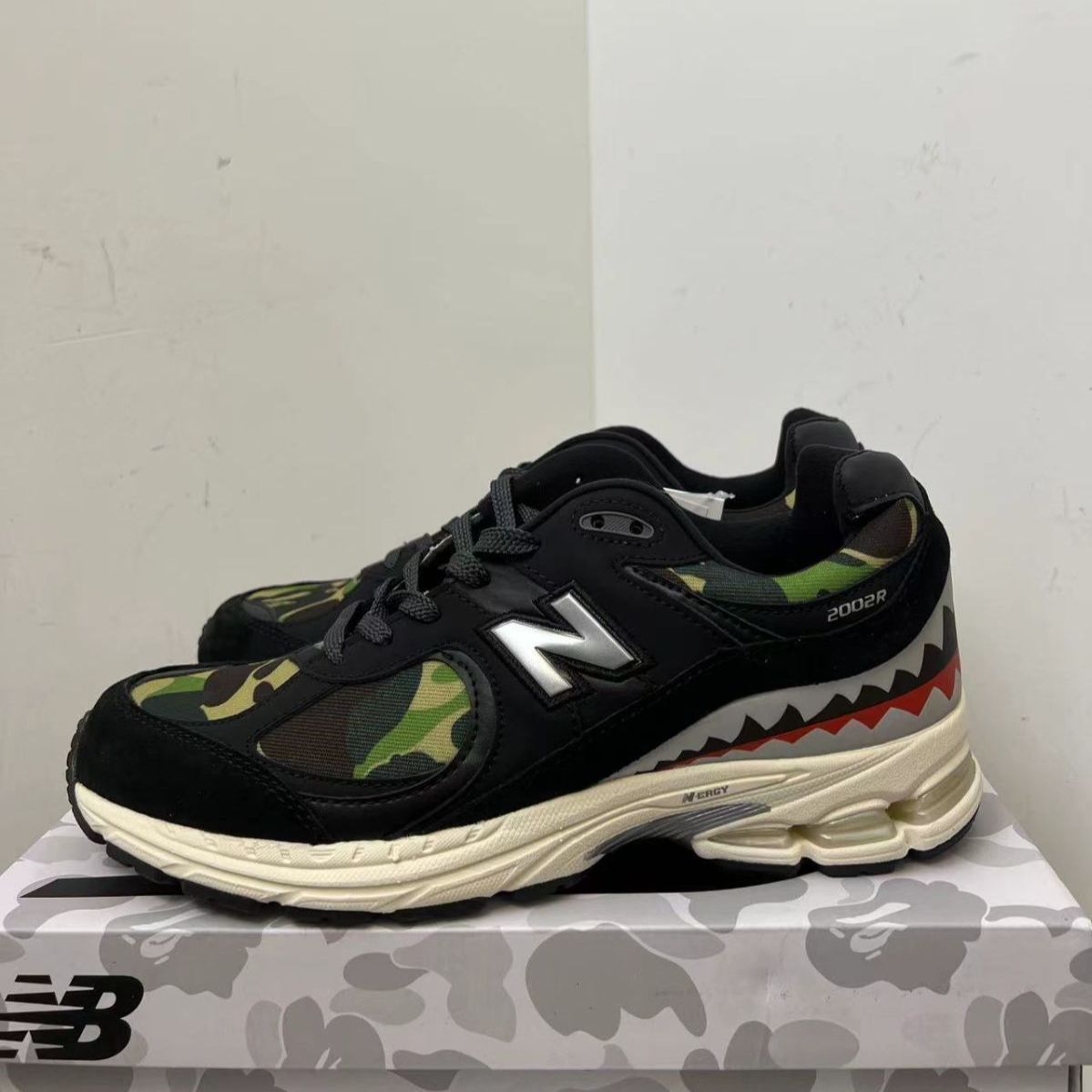 ✨新品未使用✨ニューバランス A BATHING APE x New Balance NB 2002R スニーカー - メルカリ