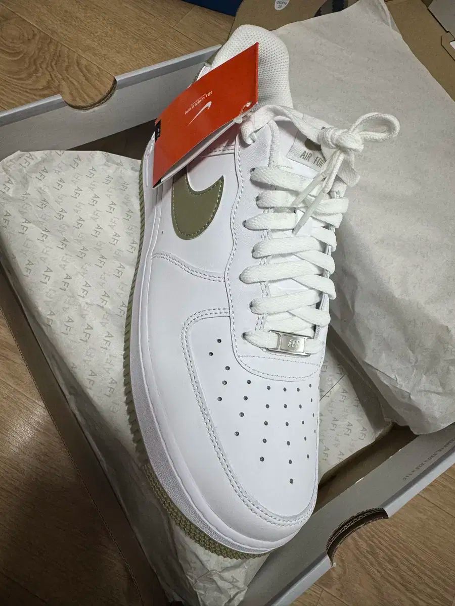 NIKE