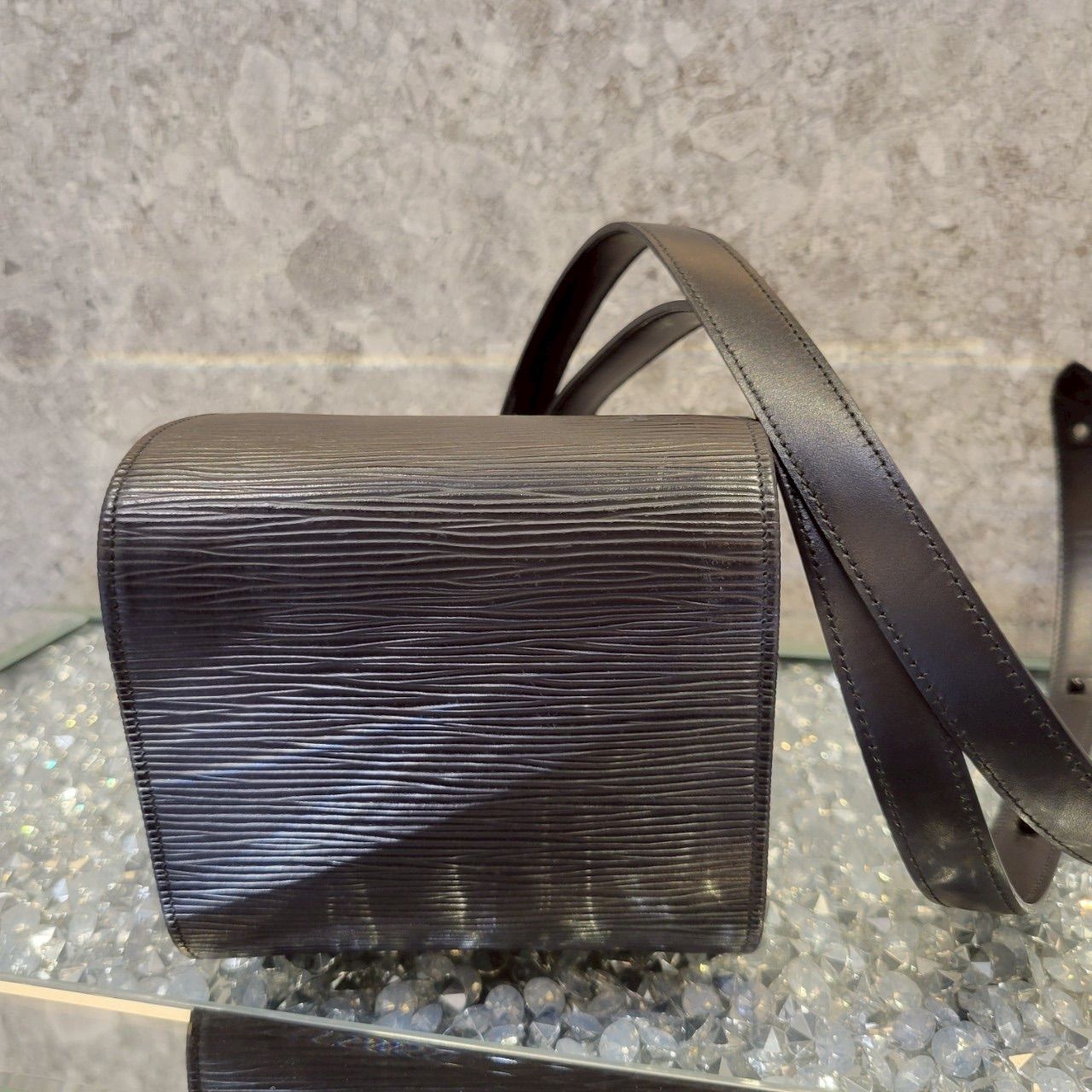 ルイヴィトン LV エピ ミニュイ黒ショルダーバッグ - メルカリ